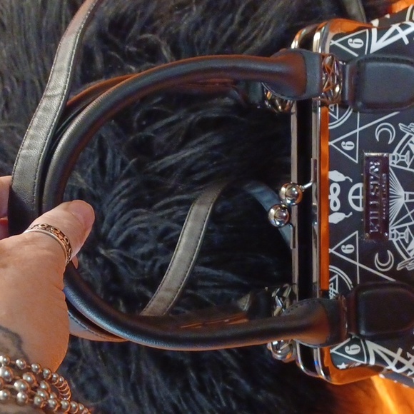 KILLSTAR OCCULT GRAPHIC PENTAGRAM HANDEL HARDWARE KISSLOCK CROSSBODY/SHOULDER - Picture 13 of 16